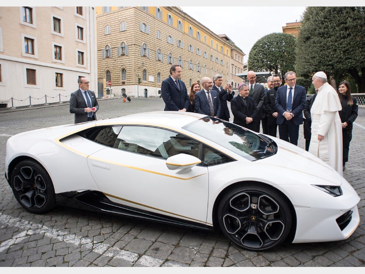 Στο σφυρί η Lamborghini του Πάπα Φραγκίσκου