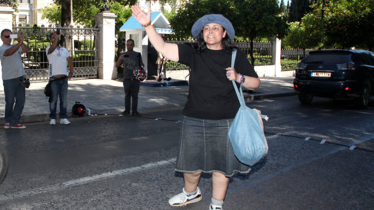 Η Ελένη Λουκά «ξαναχτυπά» στον Εθνικό Κήπο: Περίμενε τον πρίγκηπα Κάρολο (Βίντεο)