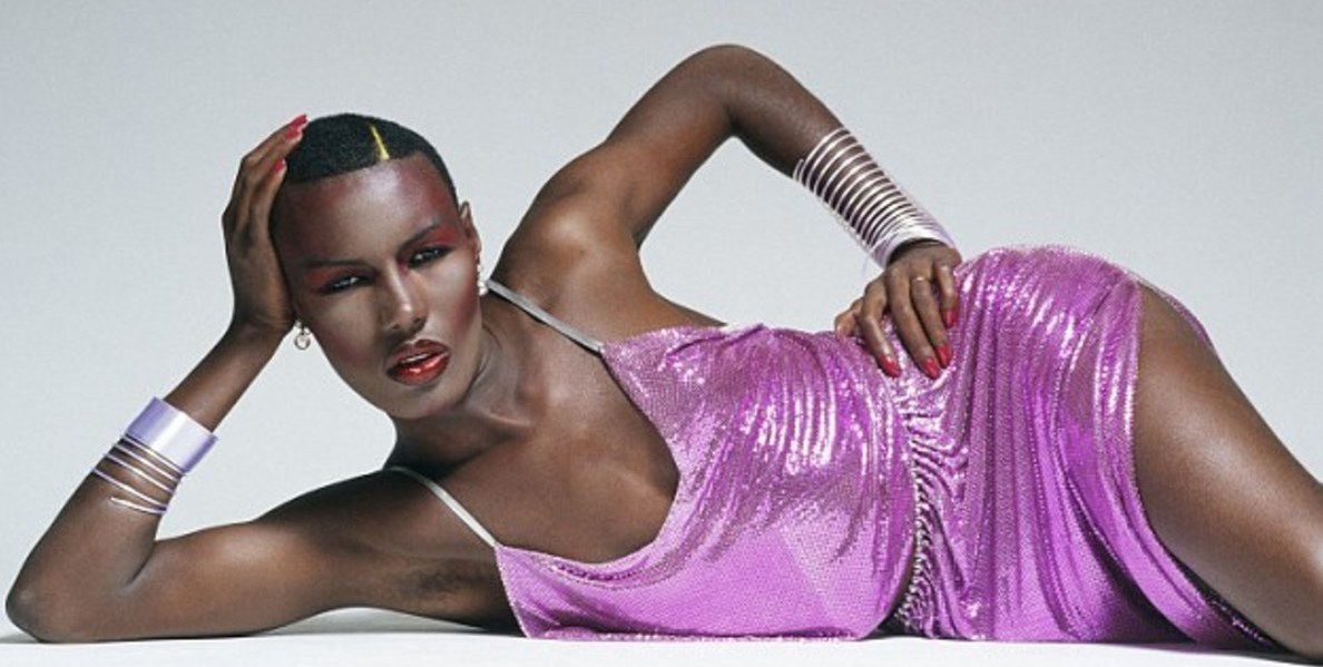 Grace Jones | Όταν η βασίλισσα της Disco ερμήνευε ιδανικά το La Vie en Rose