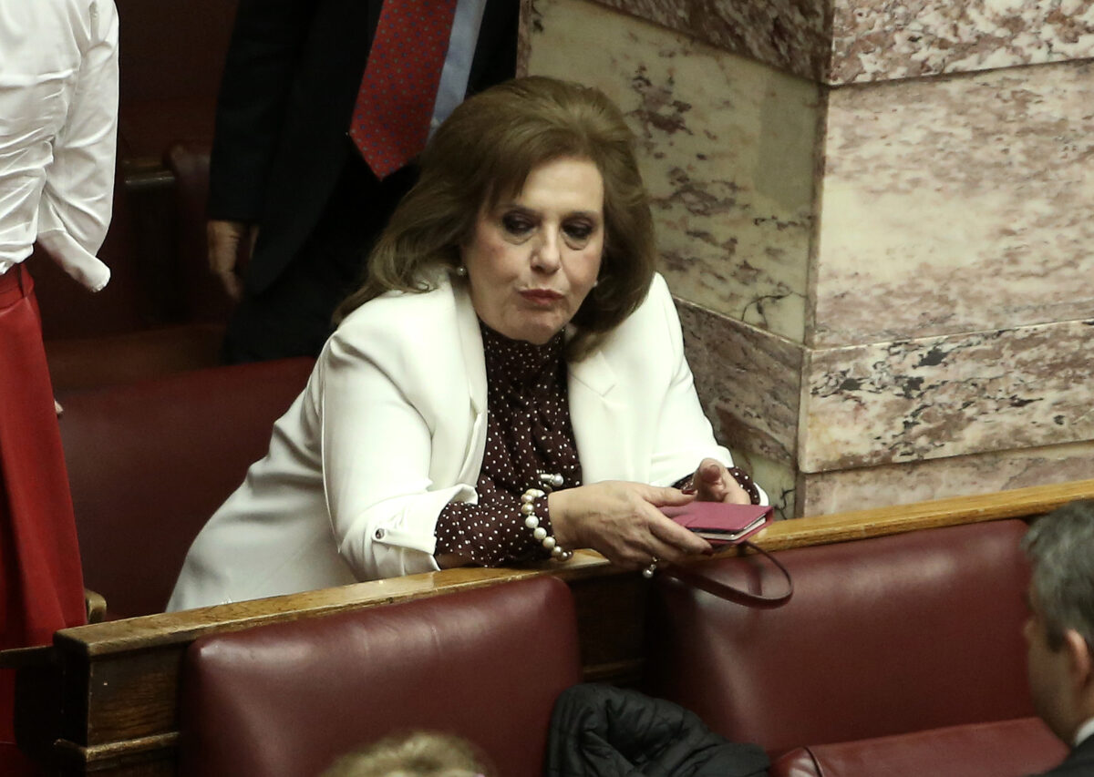 Άγριο επεισόδιο στη Βουλή: Καρεκλιές, βρισιές και… τσαντιές!