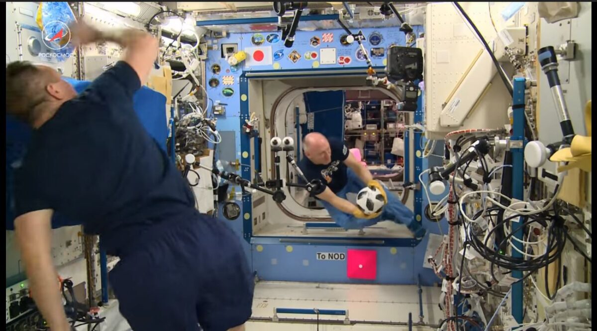 Αστροναύτες παίζουν… ποδόσφαιρο ενόψει Μουντιάλ (Βίντεο)