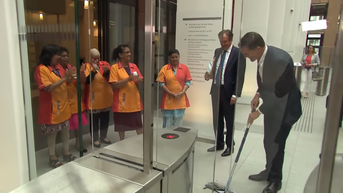 Επεσε ο καφές του Ολλανδού πρωθυπουργού και σφουγγάρισε μόνος του (Βίντεο)