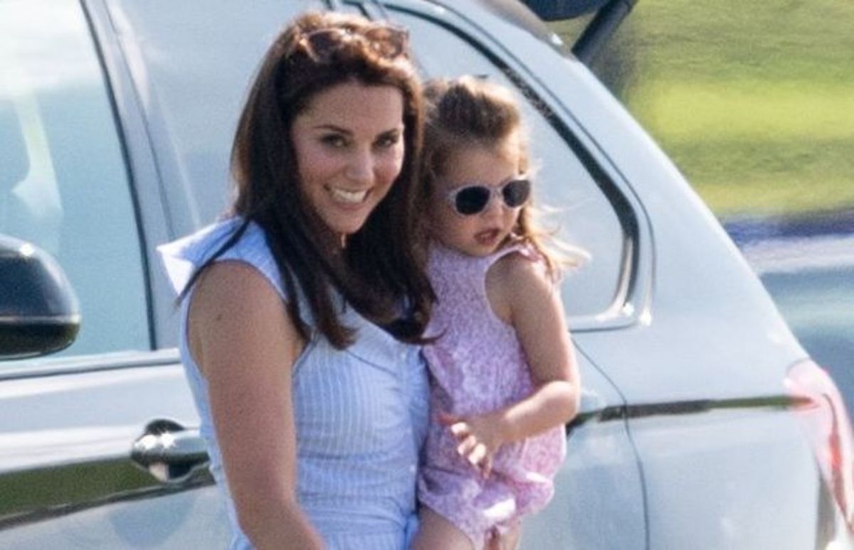 Kate Middleton | Η επιμελώς ατημέλητη εμφάνισή της & τα πριγκιπούλα που απολαμβάνουν ανέμελα το παιχνίδι