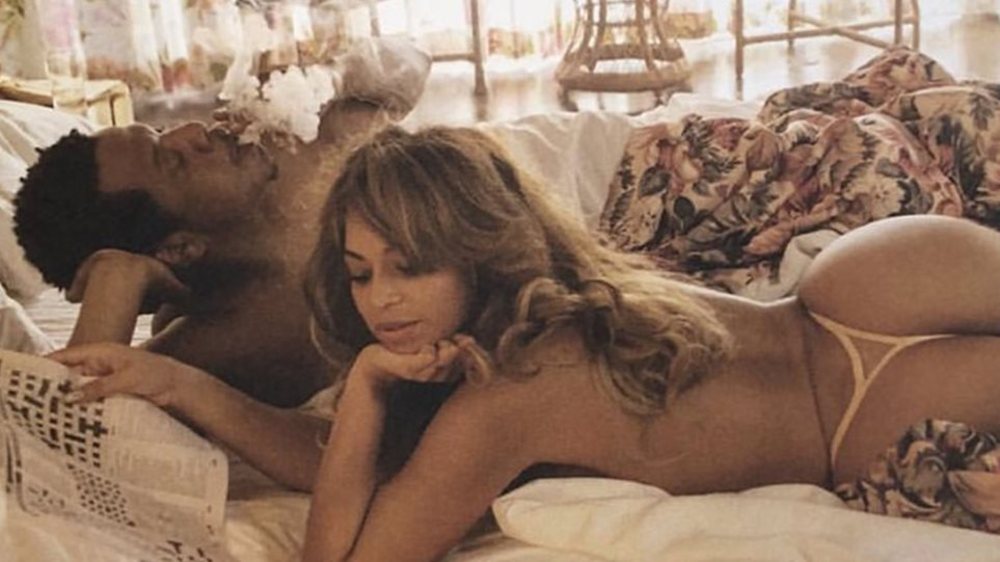 Beyonce & Jay-Z | σέξι και σχεδόν γυμνή ξαπλωμένη δίπλα του