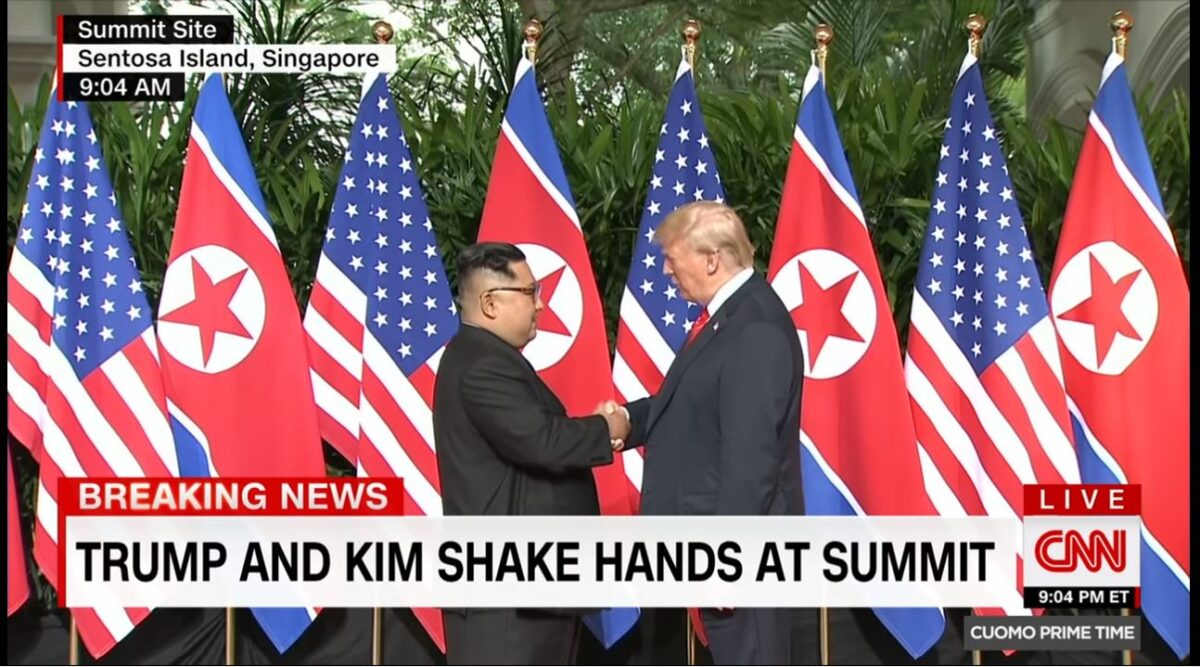 Η ιστορική χειραψία Τραμπ – Κιμ Γιονγκ Ουν (Βίντεο)