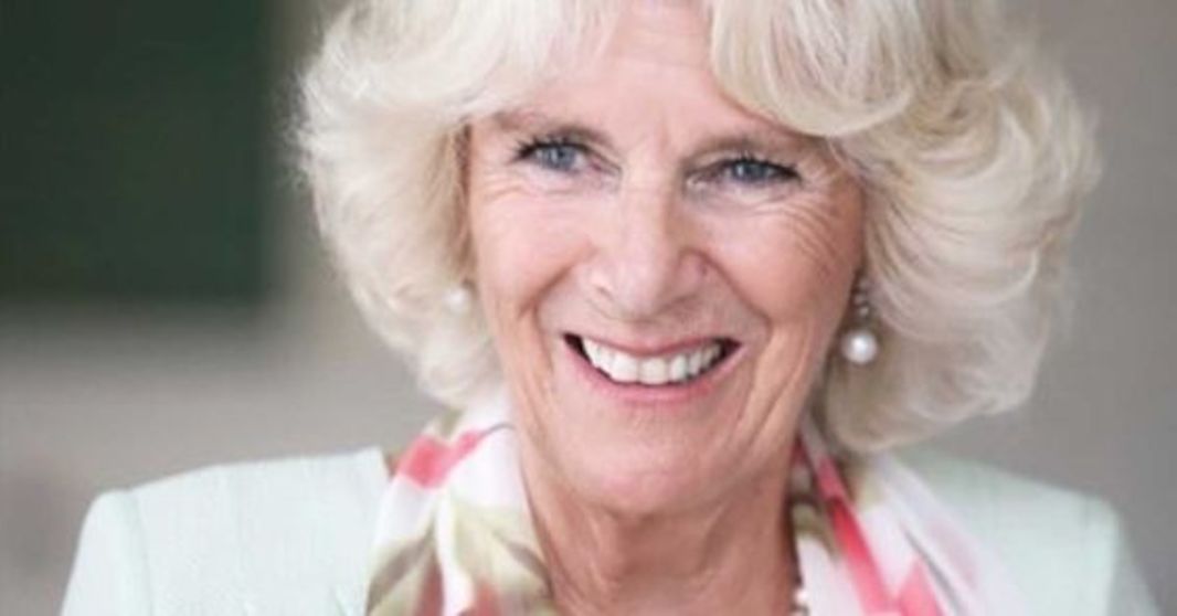 Καμίλα | Ποιό είναι το αγαπημένο, chic αξεσουάρ της που δεν αποχωρίζεται ;