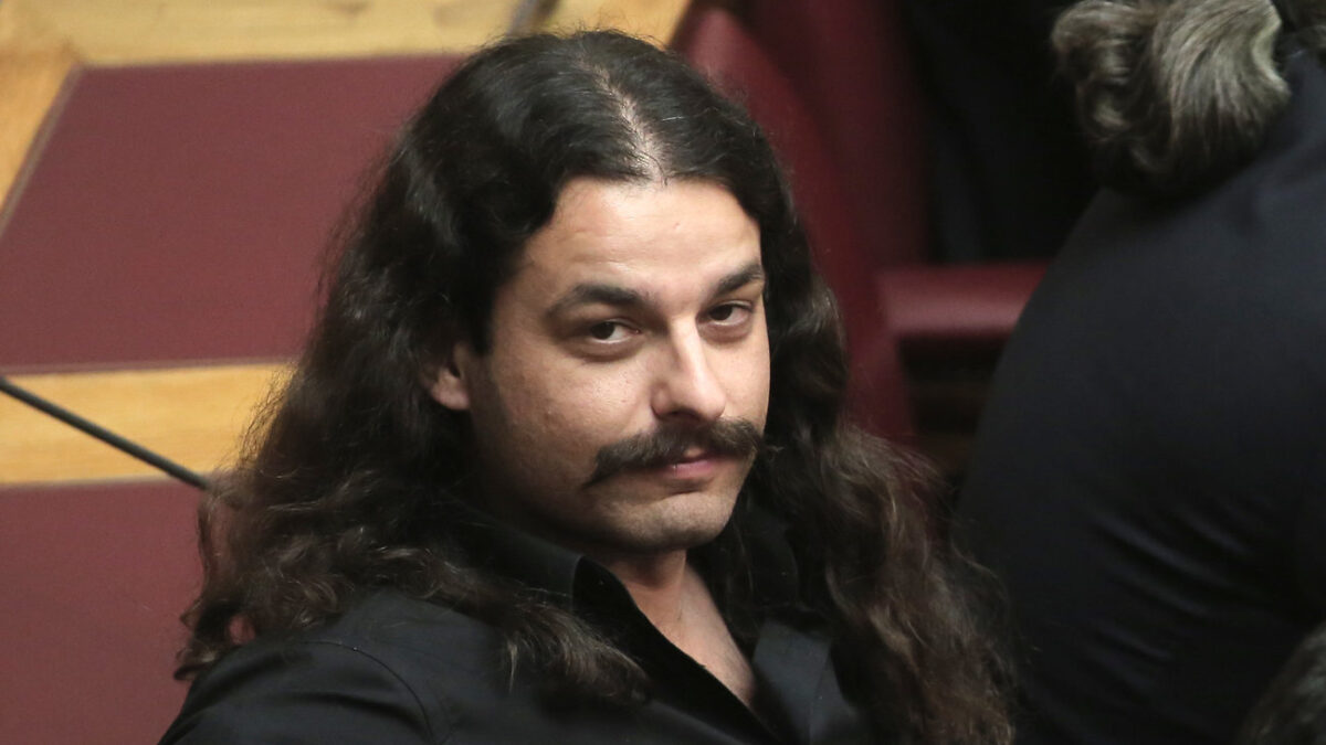 Έκτροπα στη Βουλή από χρυσαυγίτη βουλευτή που κάλεσε τις ένοπλες δυνάμεις σε πραξικόπημα