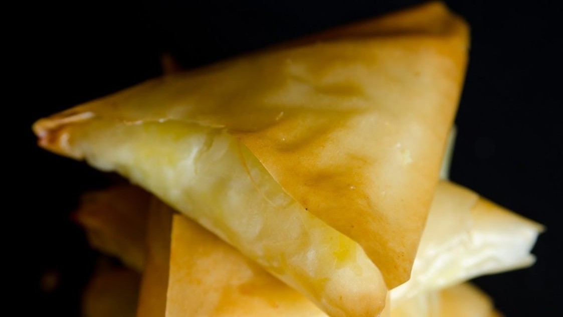 Σπιτική συνταγή για τρίγωνα τυροπιτάκια