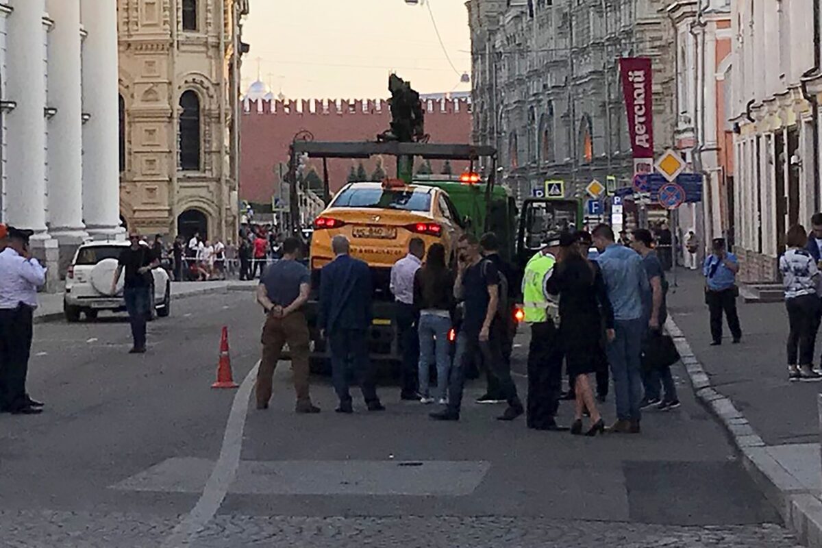 Η στιγμή που το ταξί πέφτει πάνω σε φιλάθλους στη Μόσχα (Βίντεο)