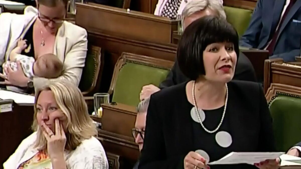 Καναδή υπουργός θηλάζει το μωρό της κατά την διάρκεια συνεδρίασης στην βουλή (Βίντεο)