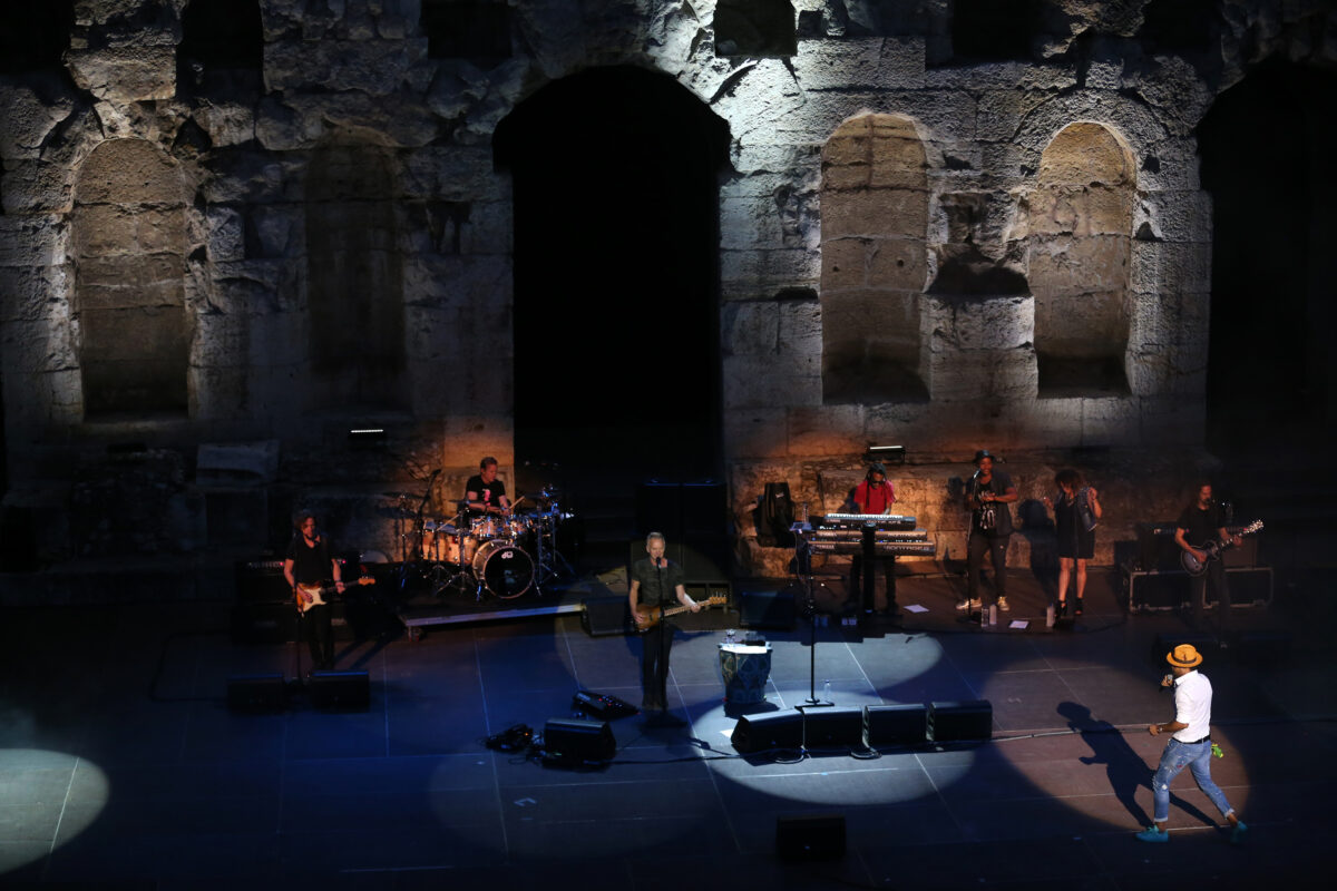 Αυτός είναι αληθινός star – Ο Στινγκ με τη σκούπα στο χέρι απομακρύνει τα νερά από τη σκηνή στο Ηρώδειο (Βίντεο)