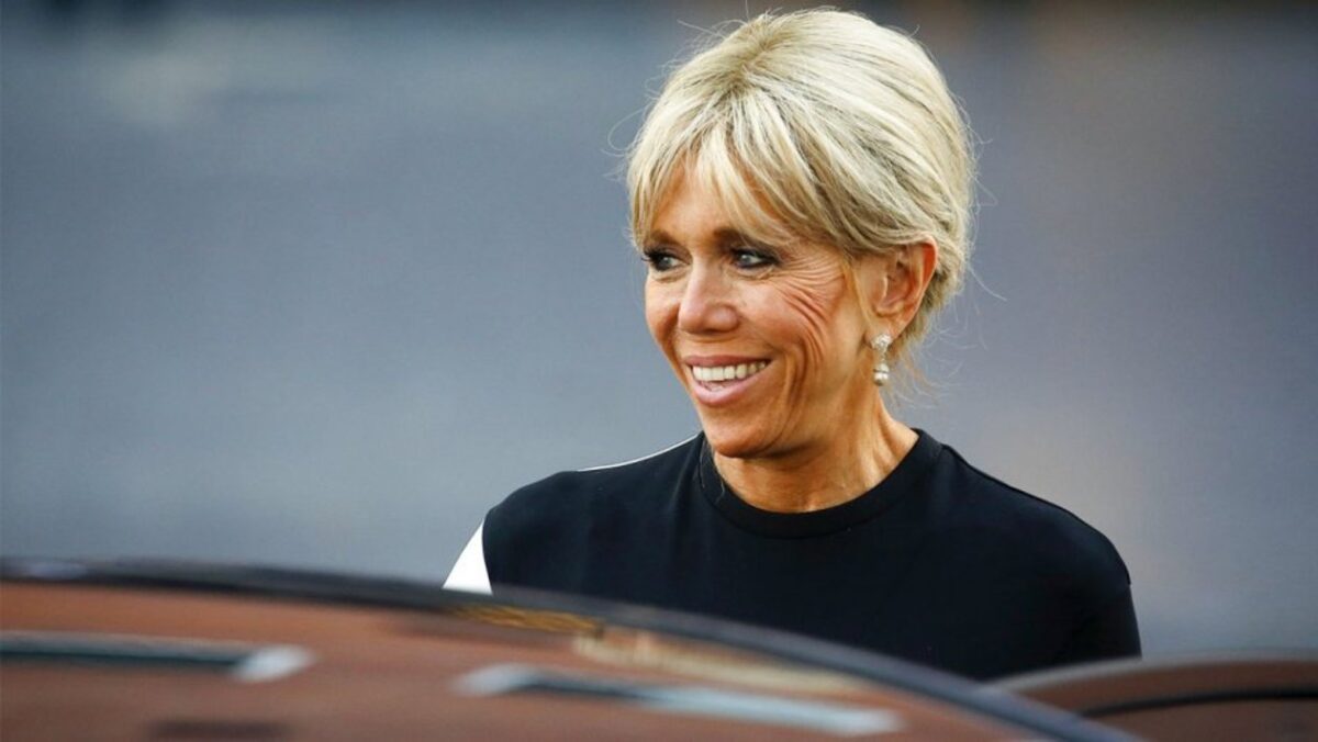 Brigitte Macron | Mπορεί να μάκρυνε η φούστα της... ξέχασε όμως κάτι να φορέσει, όταν πήγε στον Πάπα...