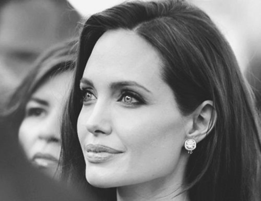 Angelina Jolie | Η αριστοκρατική εμφάνισή της που επισκιάζει όλες τις γαλαζοαίματες