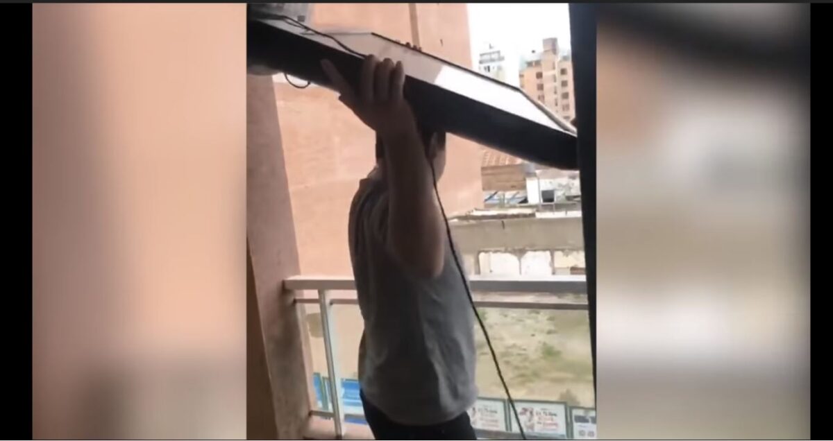 Πέταξε την TV από το μπαλκόνι μετά τον αποκλεισμό της Αργεντινής (Βίντεο)