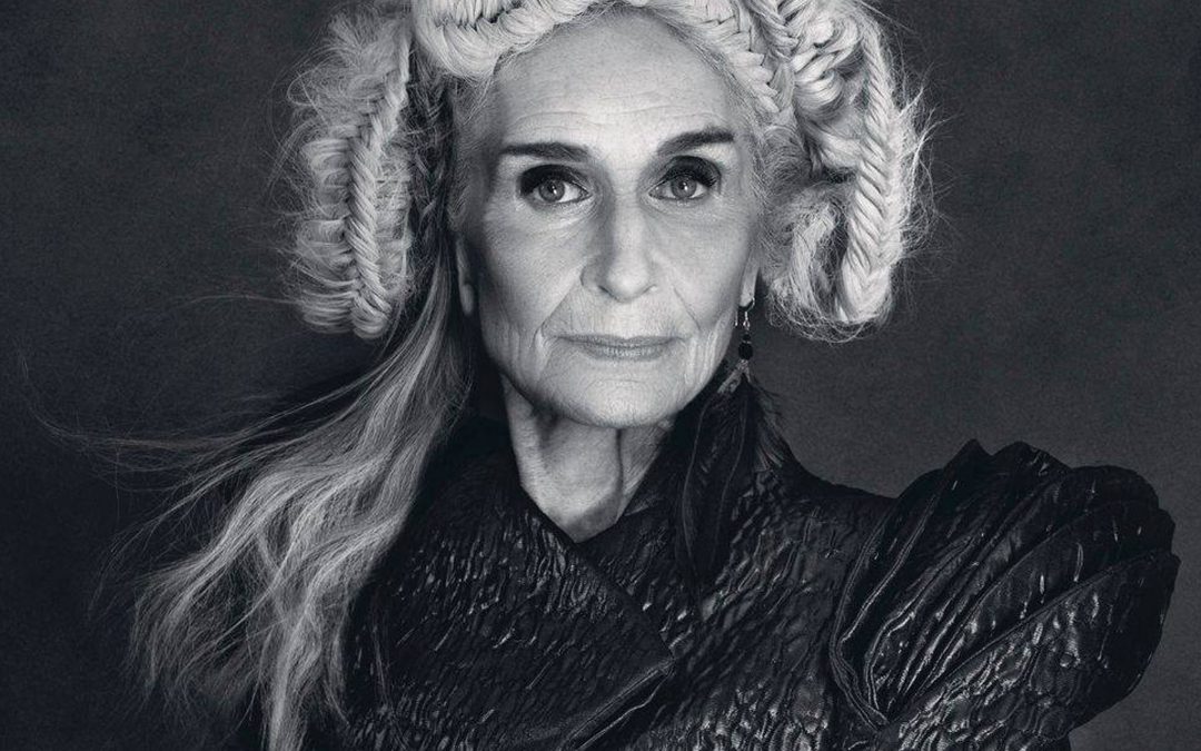 Daphne Selfe | Το εντυπωσιακό 89χρονο μοντέλο που αποδεικνύει ότι η ομορφιά δεν είναι προνόμιο της νιότης