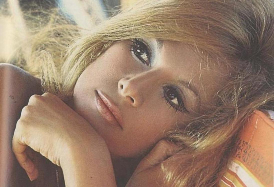 Αλίκη Βουγιουκλάκη | Μαγεία προσπαθώ να δώσω στον κόσμο, σε αυτήν τη γη. Μαγεία θέλω να πάρω κι όταν βρεθώ στον ουρανό.