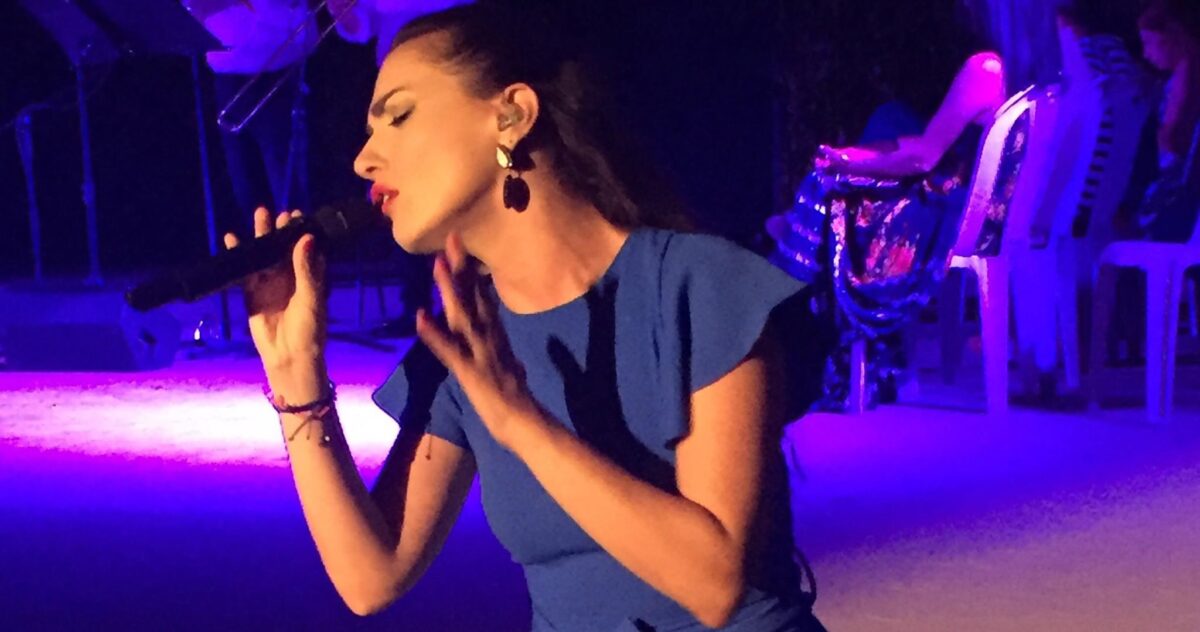 Φωτεινή Δάρρα | Η υπέροχη performance της Ελληνίδας ερμηνεύτριας που σαγήνεψε το κοινό της