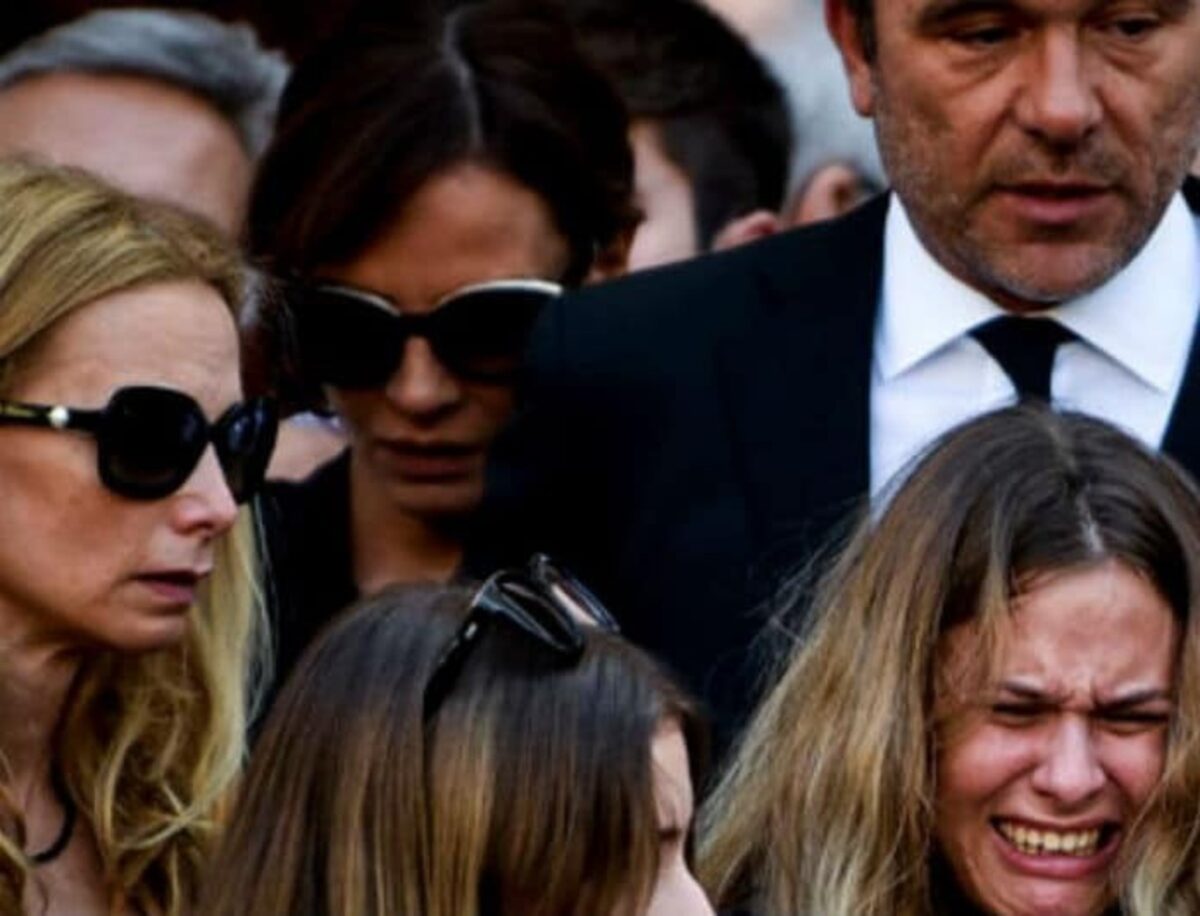 Δήμητρα Ματσούκα | Συντετριμμένη στο πλευρό του Πέτρου Κόκκαλη στη κηδεία του αδελφού του Σωκράτη