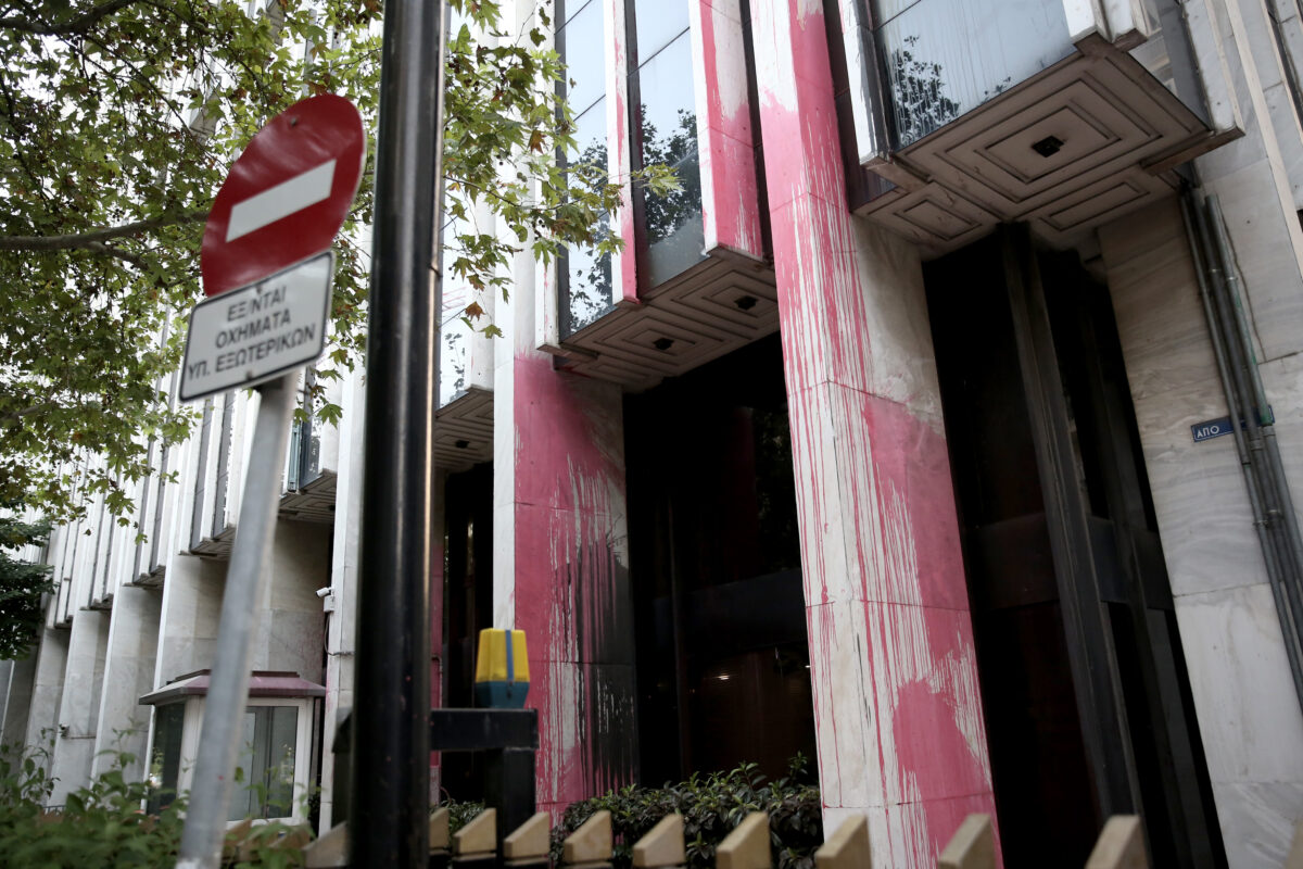 Η στιγμή της καταδρομικής επίθεσης του «Ρουβίκωνα» στο υπουργείο εξωτερικών! (Βίντεο)