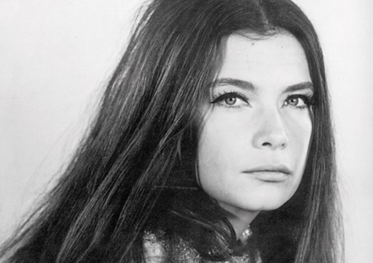 Τζένη Καρέζη | Χάθηκα μεσ`τη ζωή μου, χάθηκες μεσ`τη βροχή...