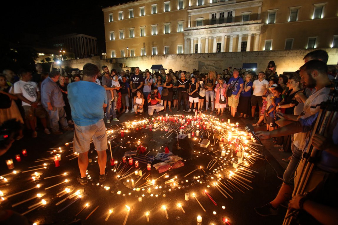 Σιωπηλή συγκέντρωση στο Σύνταγμα για τους νεκρούς στο Μάτι – Με κεριά και λουλούδια