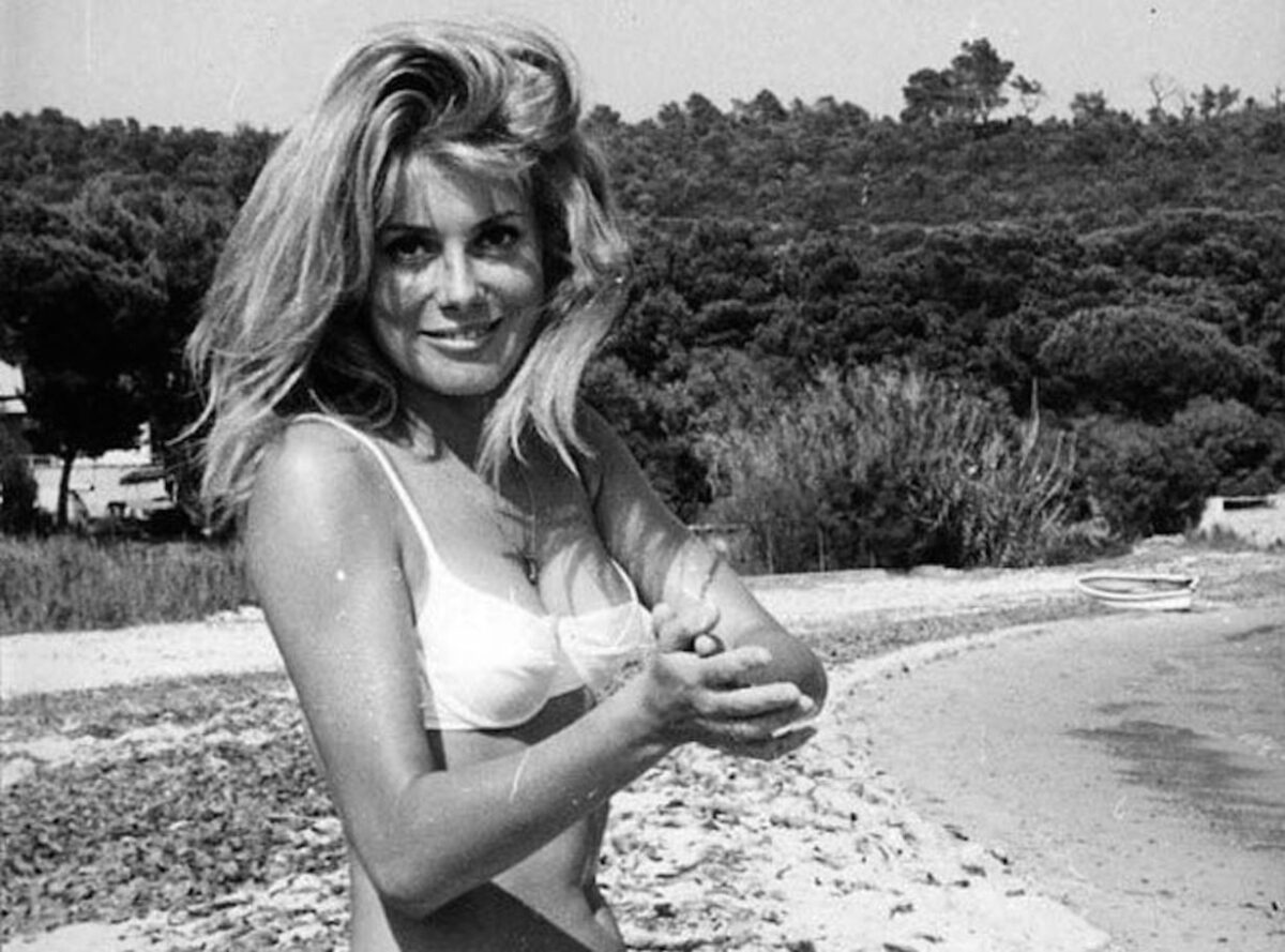 Yves Saint-Laurent | Το ωραιότερο φόρεμα μιας γυναίκας είναι η γύμνια της.