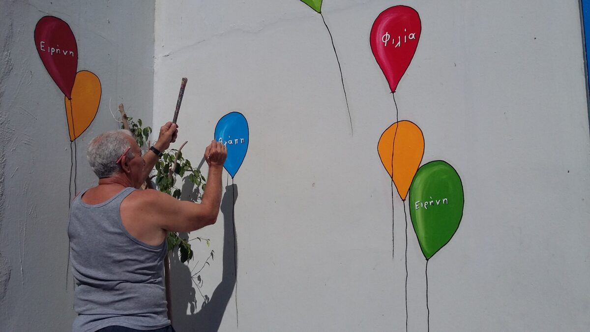 Γιώργος Κατσίποδος: Ο άνδρας που ομορφαίνει τα σχολεία της Πάτρας με τη ζωγραφική του