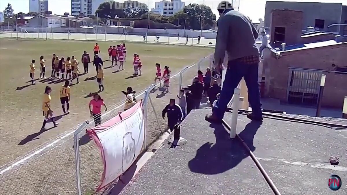 Αγριο ξύλο σε ποδοσφαιρικό ματς γυναικών (Βίντεο)