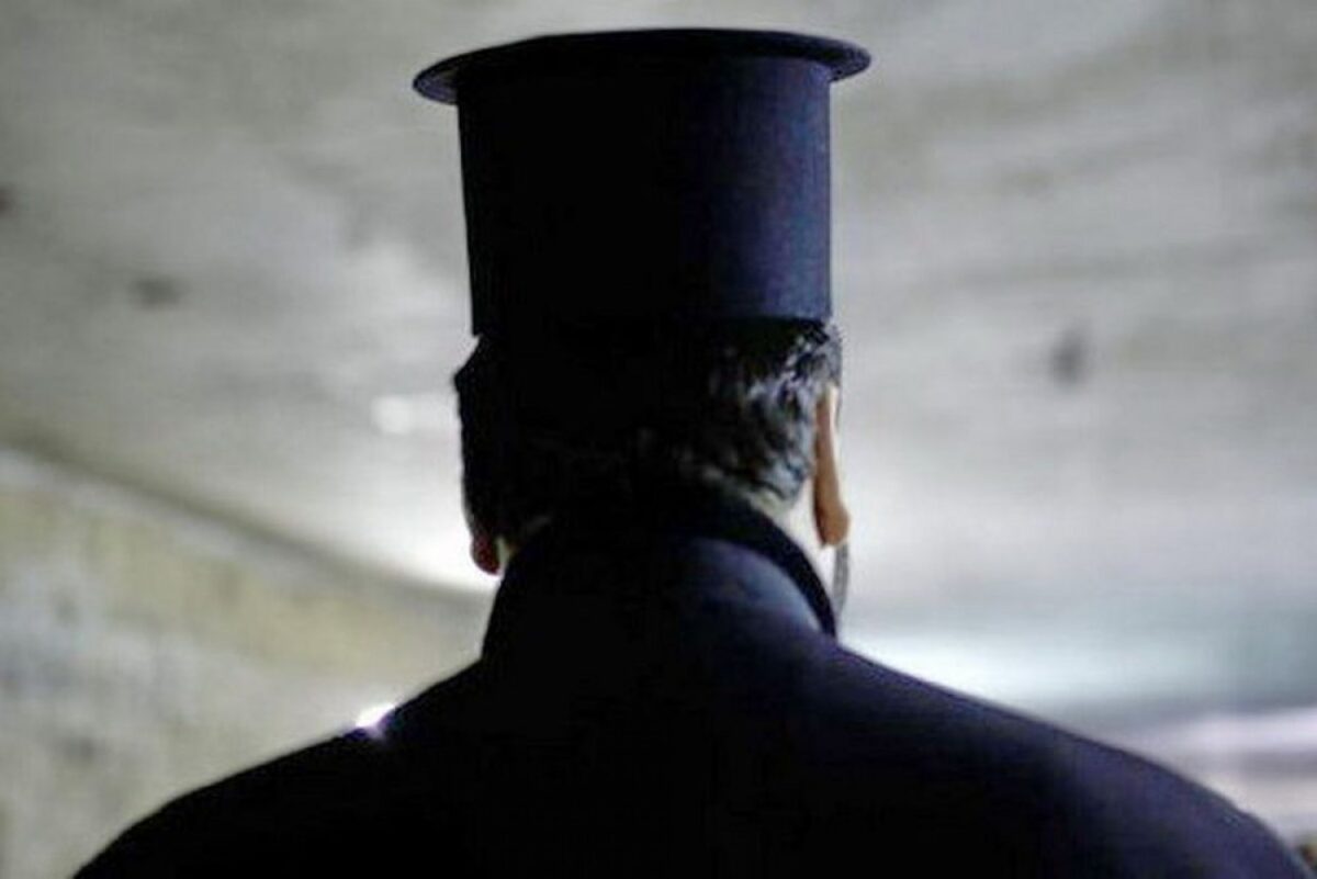 Ξεσηκώθηκε όλο το χωριό με το ζεϊμπέκικο του… ιερέα! (Βίντεο)