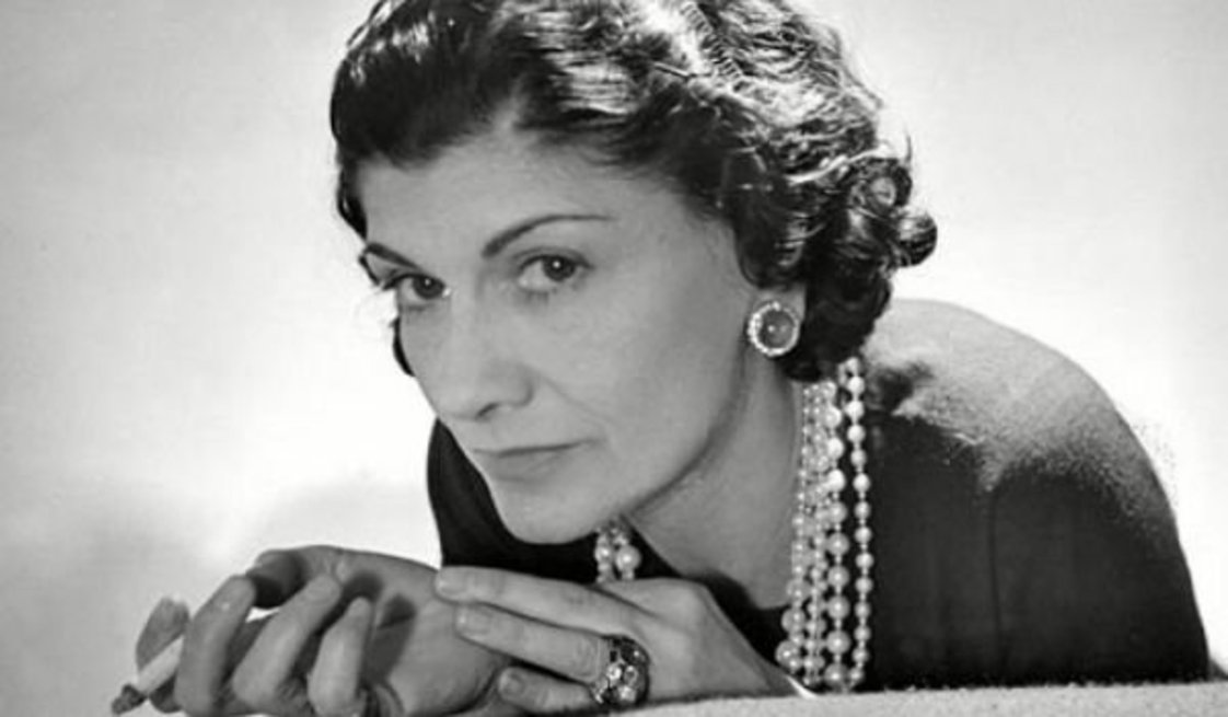 Coco Chanel | Μια γυναίκα πρέπει να είναι κομψή, υπέροχη και να γνωρίζει δύο πράγματα: ποιά είναι και τί θέλει.