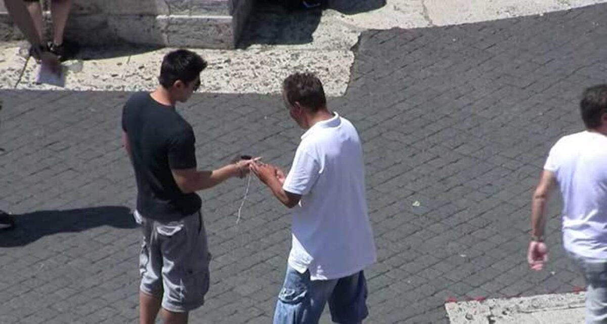 Οι 4 πιο συνηθισμένες κομπίνες που χρησιμοποιούν οι απατεώνες για να κλέψουν τουρίστες