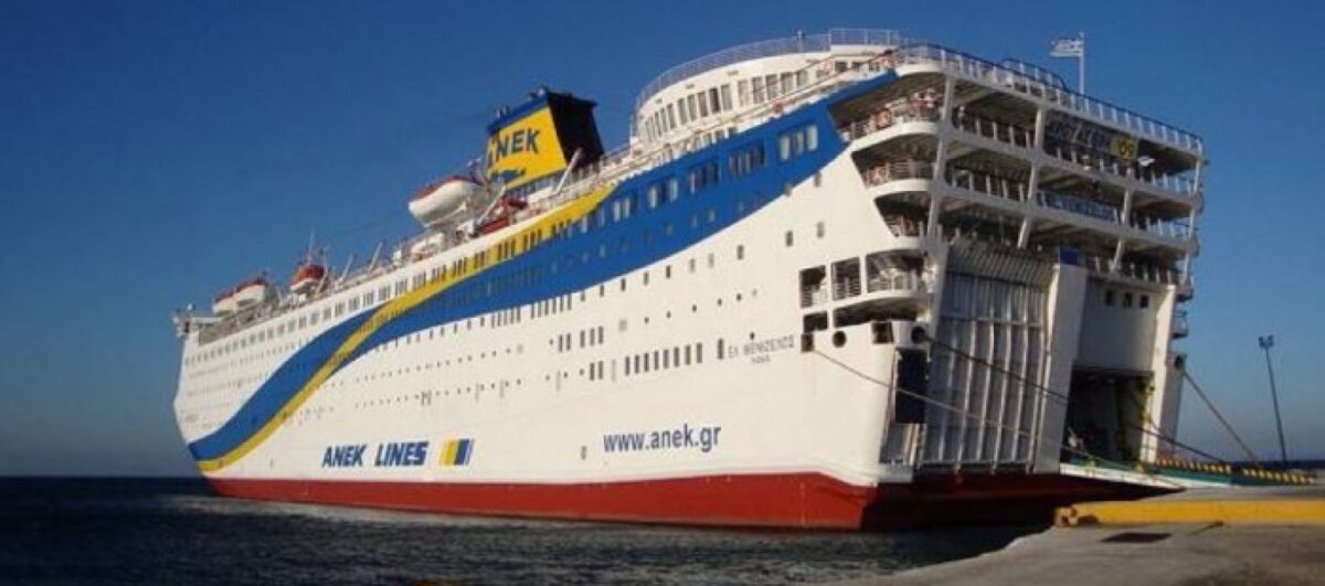 Νύχτα τρόμου στο πλοίο Ελευθέριος Βενιζέλος που έπιασε φωτιά εν πλω και επέστρεψε εσπευσμένα στο λιμάνι του Πειραιά