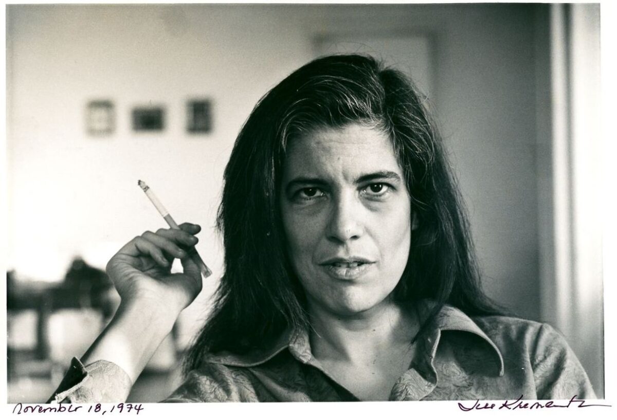 Susan Sontag  | Πληγώνει η αγάπη. Δίνεις τον εαυτό σου και οποιαδήποτε στιγμή ο άλλος μπορεί να φύγει…
