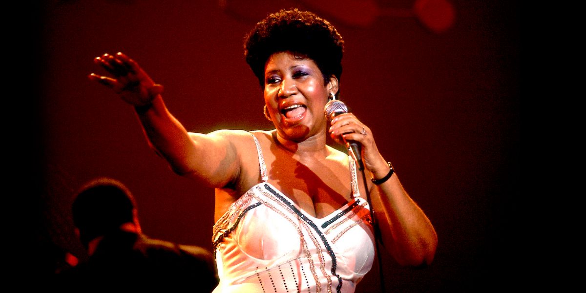 Aretha Franklin | Στο φέρετρο με κόκκινες γυαλιστερές γόβες στιλέτο και σταυρωτά πόδια