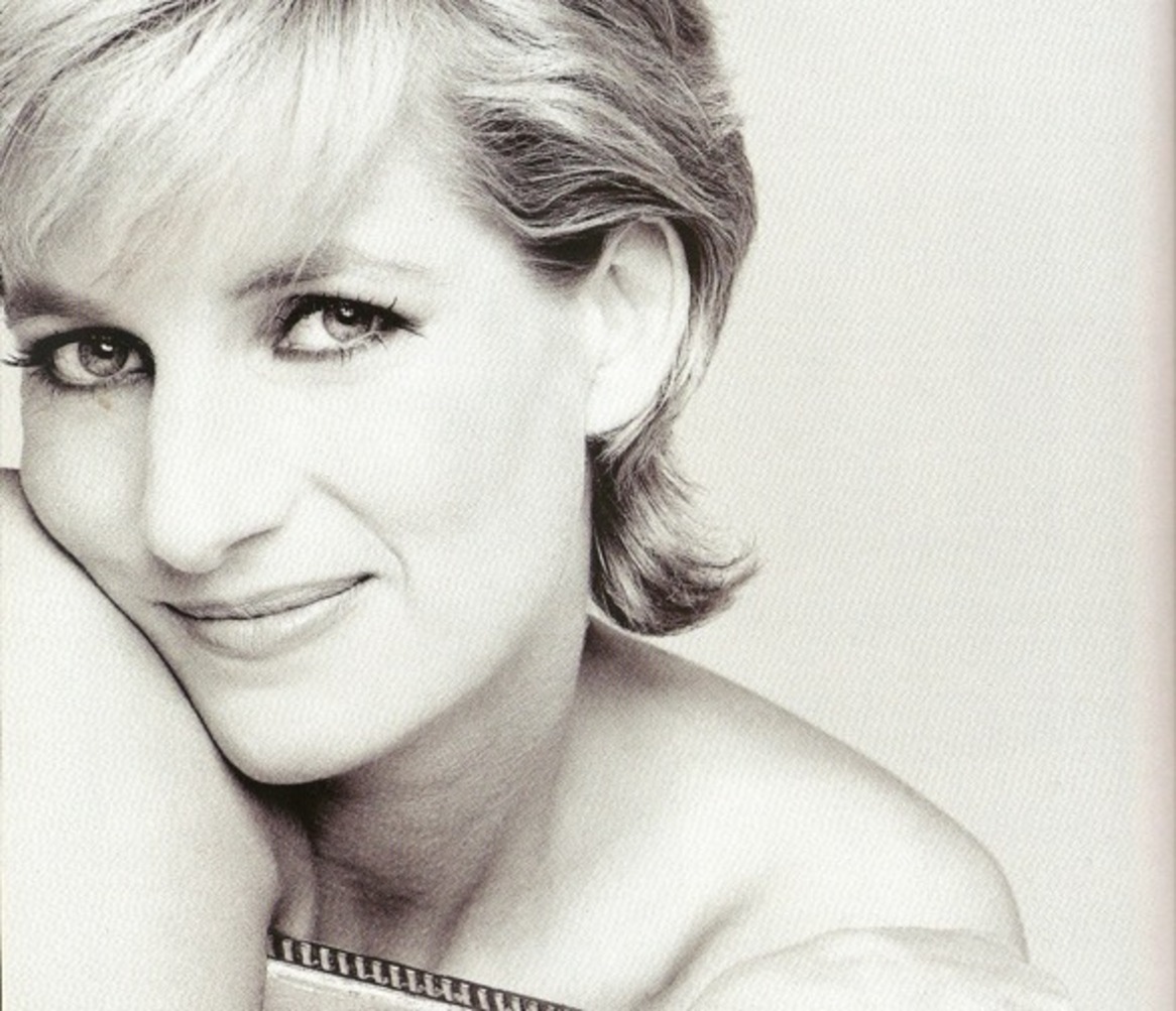 Lady Diana | To στυλ της γυναίκας που συνδύαζε το γκλάμουρ μιας σταρ με την αύρα της πριγκίπισσας.