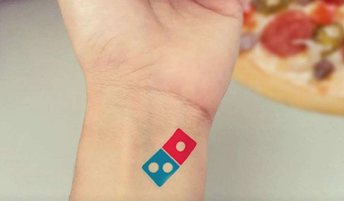 Η Domino`s Pizza χαρίζει δωρεάν πίτσα για πάντα έναντι τατουάζ