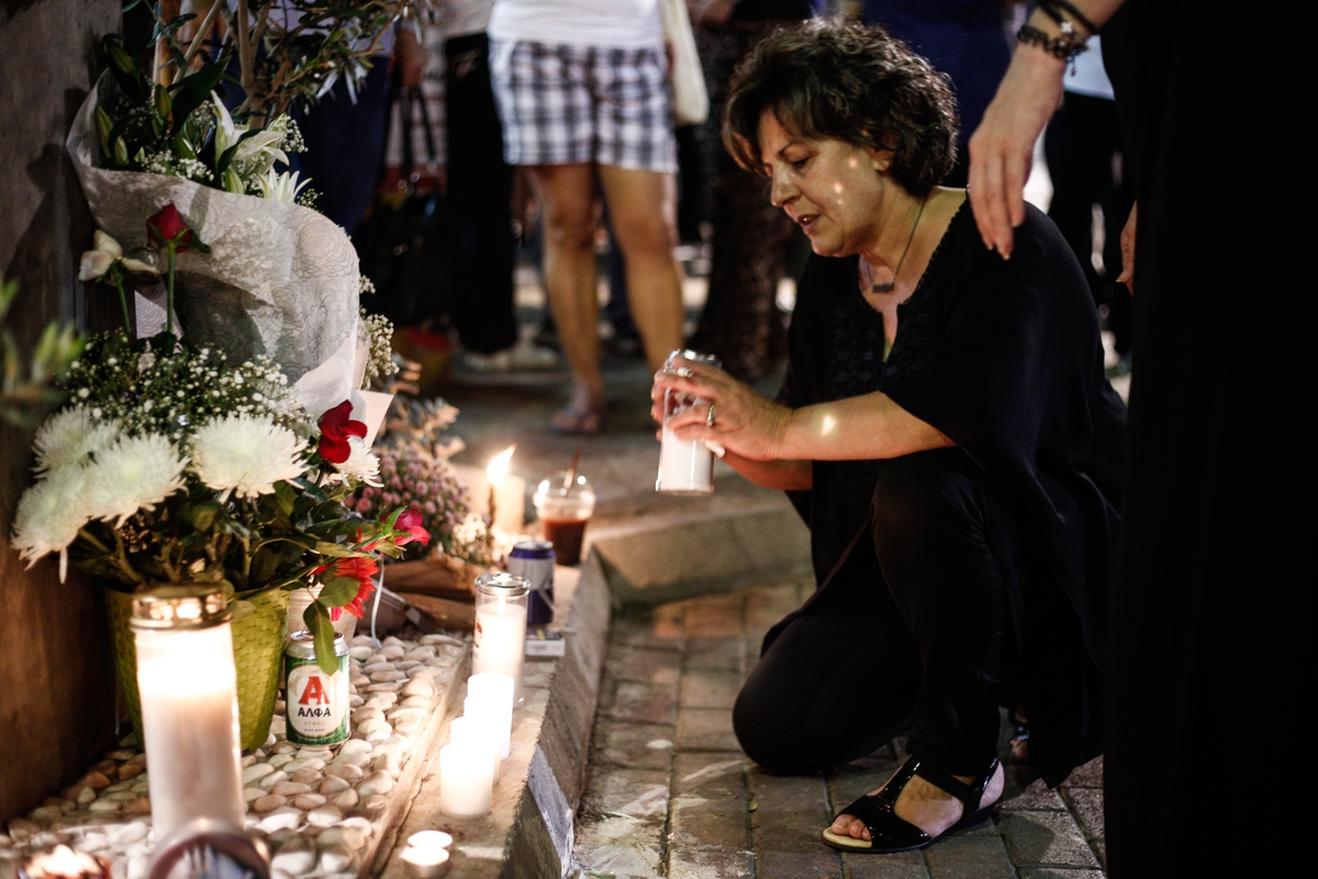 Συγκλονίζει η μητέρα του Παύλου Φύσσα: «Προσπάθησα να τον ζεστάνω μήπως τον φέρω πίσω»!