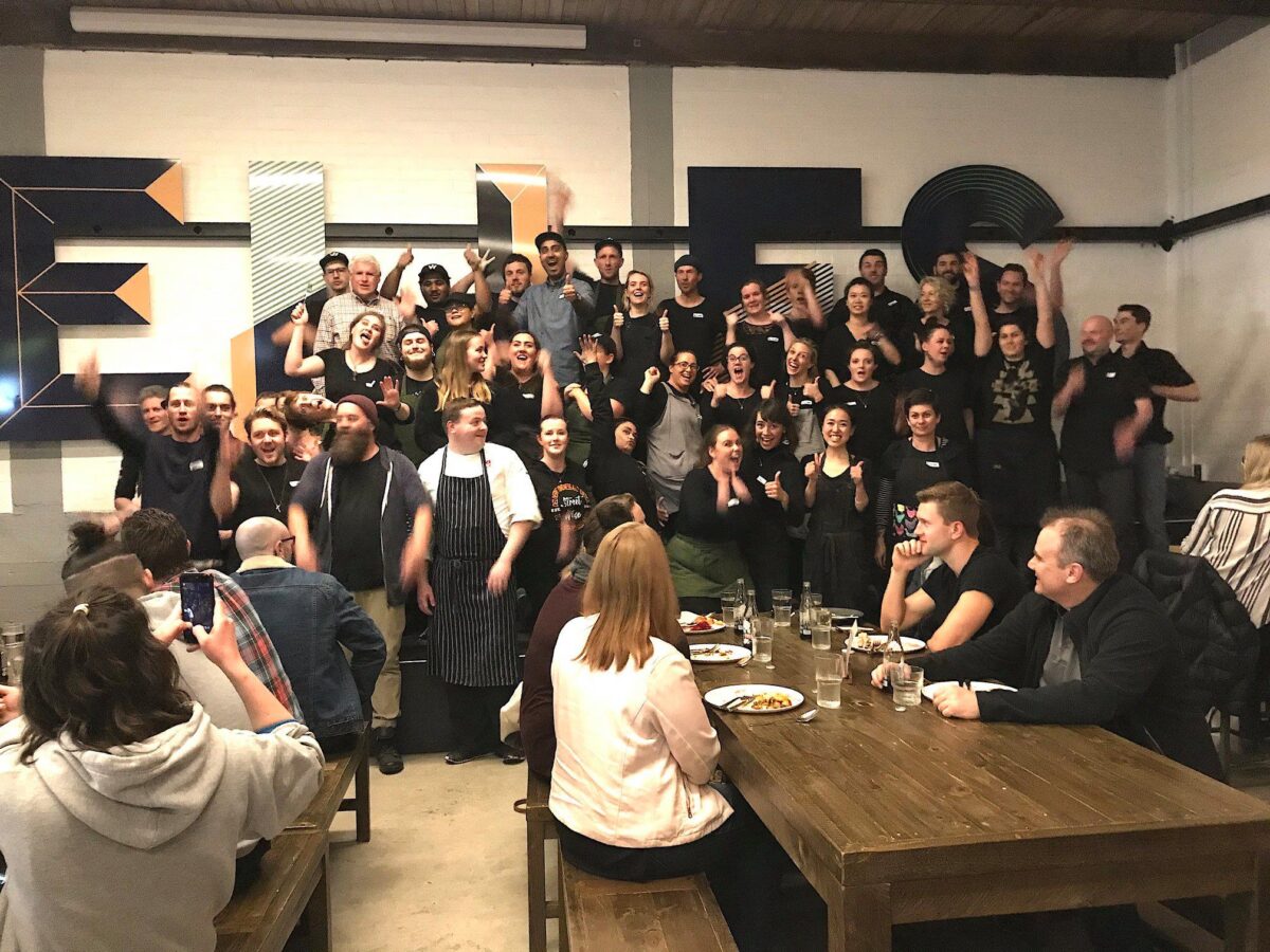 Everybody Eats: Σε ένα εστιατόριο, επιχειρηματίες και άστεγοι τρώνε στο ίδιο τραπέζι – Πληρώνουν ό,τι θέλουν
