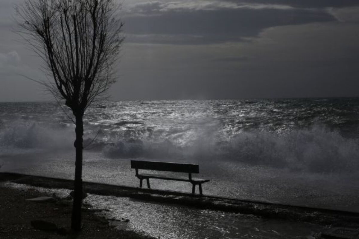Συνεχίζει να πολιορκεί τη χώρα ο «Ξενοφών»