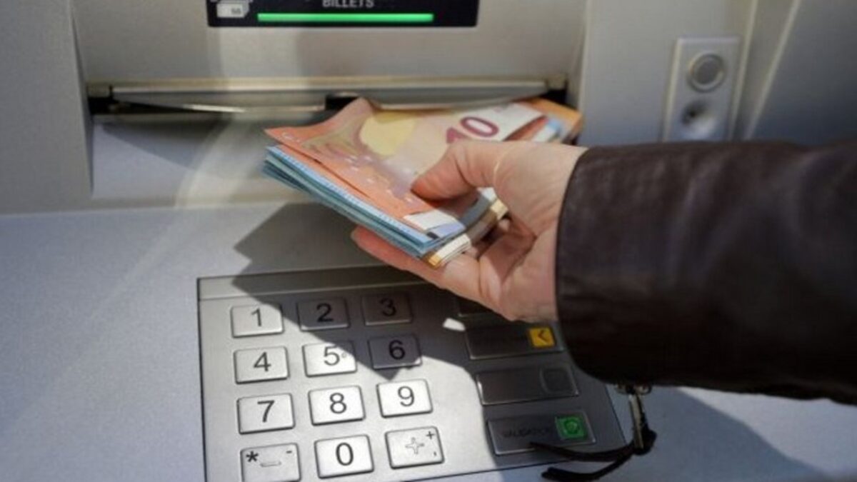 Τι ισχύει, πλέον, με τα capital controls -Οι τράπεζες ενημερώνουν με 29 ερωταπαντήσεις τους πολίτες