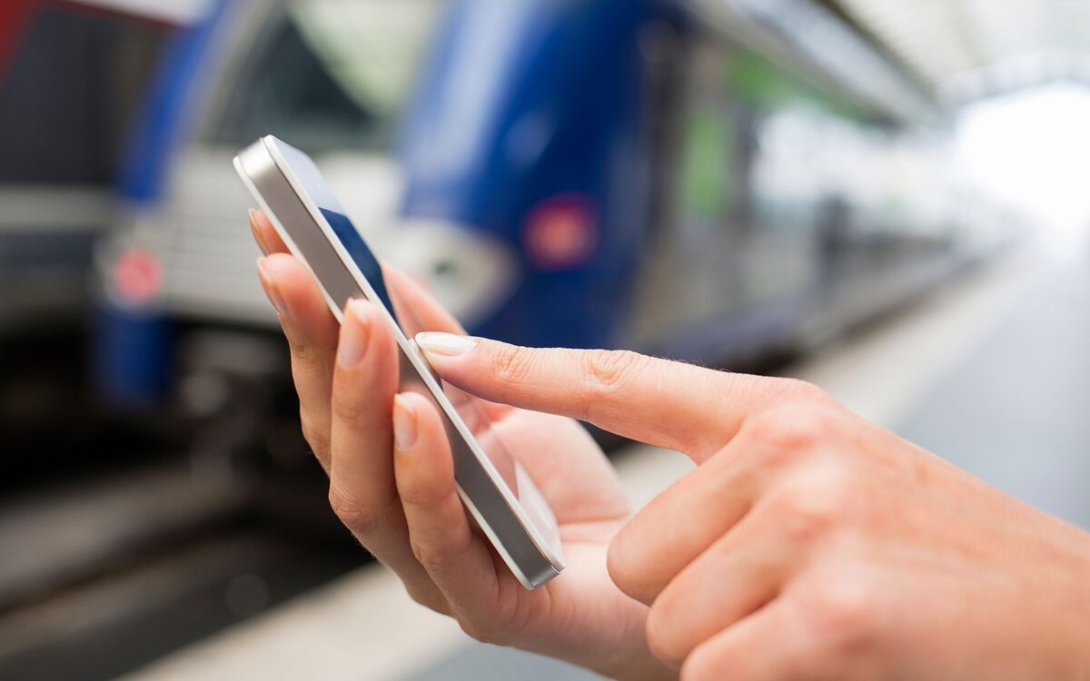 Καταδικάστηκε σε 3 μήνες φυλακή γιατί έψαχνε το κινητό του συζύγου της!