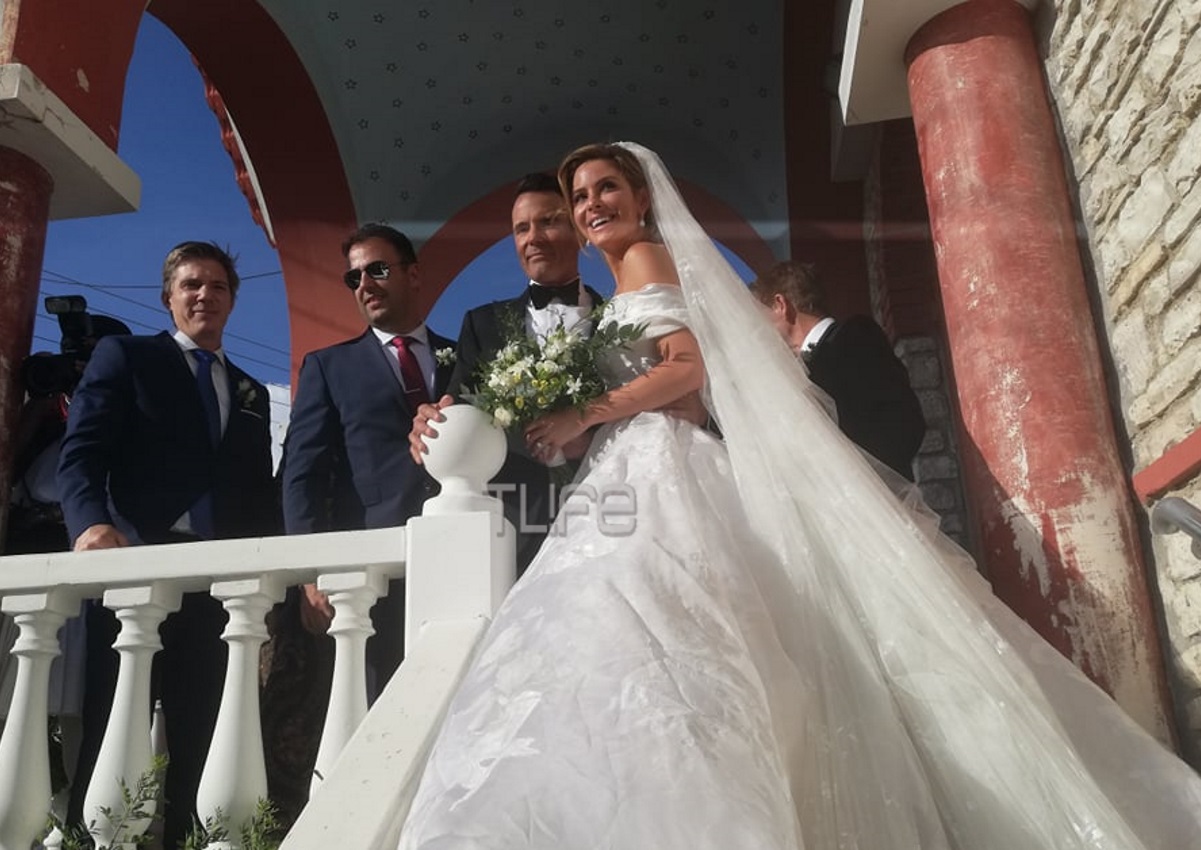 Στάση για σουβλάκια πριν τη γαμήλια σουίτα για την Μενούνος! (Φωτό)