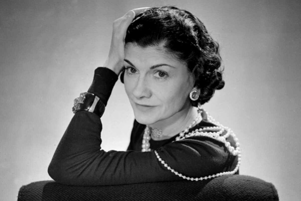 Coco Chanel | Μην ξοδεύεις το χρόνο σου να χτυπάς έναν τοίχο ελπίζοντας ότι θα μεταμορφωθεί σε πόρτα...