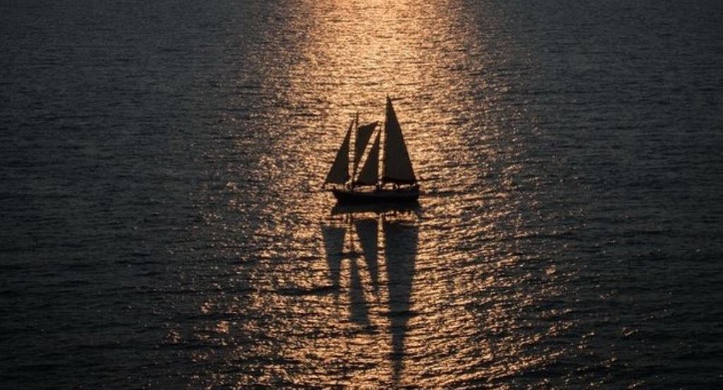 Η σκιά ενός κότερου στη Φλόριντα, φέρνει στο μυαλό το σήμα της Νέας Δημοκρατίας