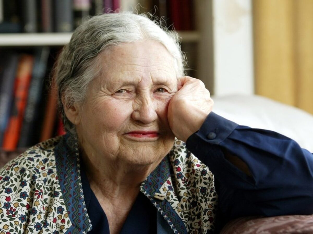 Doris Lessing | Όσα λιγότερα και ουσιαστικότερα μένουν στη χούφτα μας, τόσο περισσότερο αγγίζουμε την ευτυχία.
