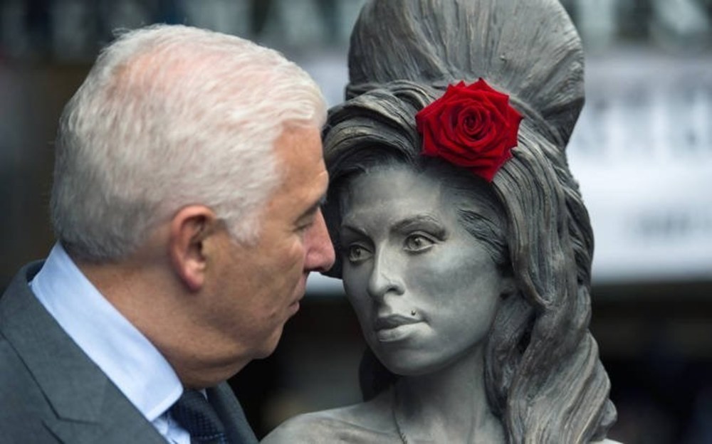 Amy Winehouse | `Επιστρέφει` από τον άλλο κόσμο στη σκηνή ως ολόγραμμα