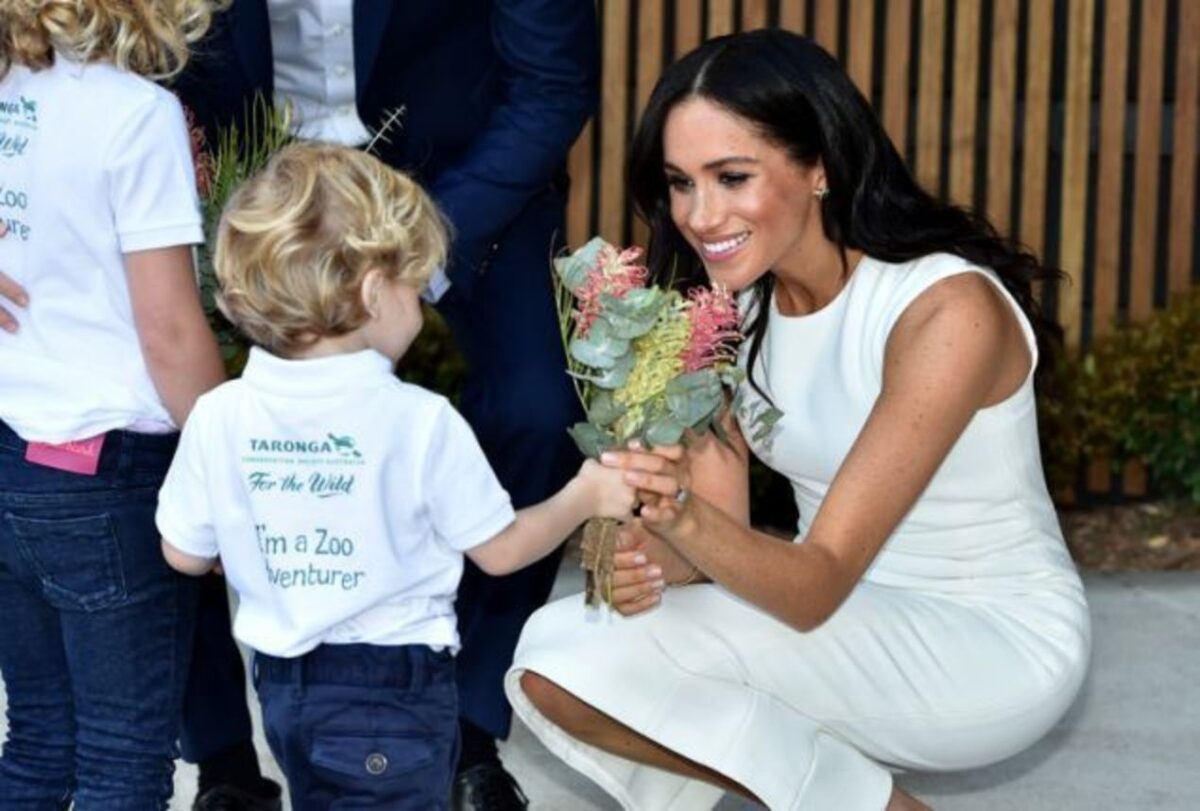 Meghan Markle | Το λευκό, στενό φόρεμά της μετά την ανακοίνωση της εγκυμοσύνης της
