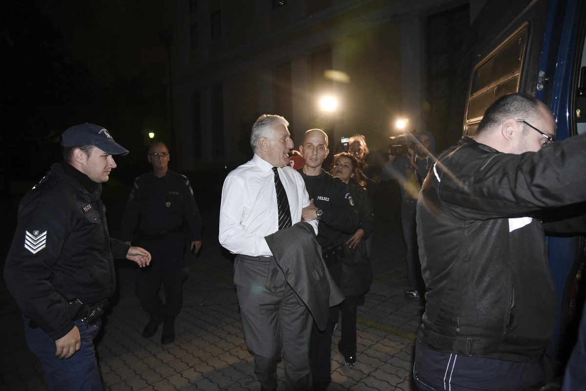 Με χειροπέδες ο Γιάννος Παπαντωνίου και η σύζυγός του – Τι δήλωσε ο πρώην Υπουργός
