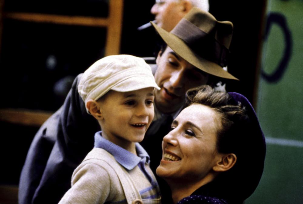 La vita e` Bella | Η αριστουργηματική ταινία του Roberto Begnini με την αυτοθυσία του πατέρα για το παιδί του.