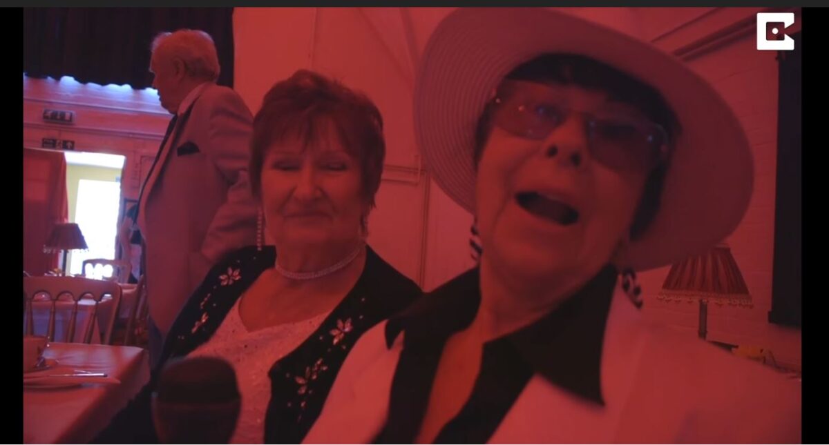 Αυτό είναι το «κλαμπ των συνταξιούχων» – Νυχτερινό κέντρο μόνο για ηλικιωμένους (Βίντεο)